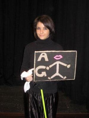 Sarah Fernandez-Gomez mit dem Logo unserer AG Schwarzlichttheater