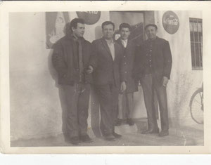Juan Maria en la bodega con compañeros de trabajo, junto a la fábrica mobelar (cerca de la iglesia)  1969