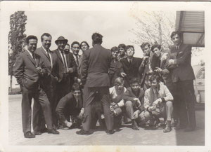 Juan Maria con compañeros de la fábrica de Mobelar (cerca de la iglesia) 1969