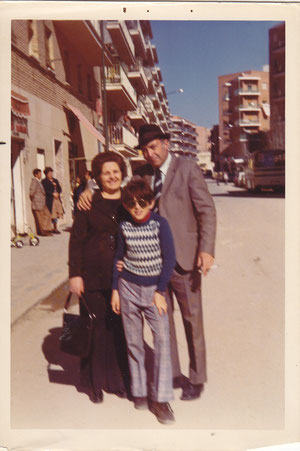 Padres y hermano de Encarna Fernández en la calle Cáceres. Años 70