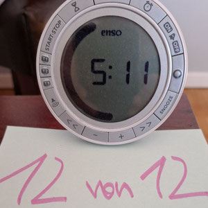 Wecker auf 5.11 Uhr mit Zettel "12 von 12"