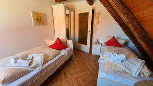 Zeibettzimmer li