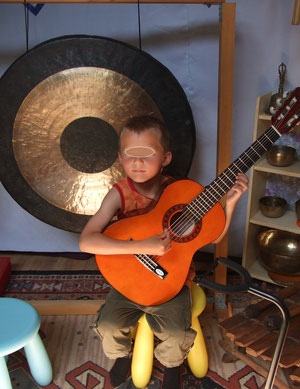 futur guitariste des ateliers d'eveil musical