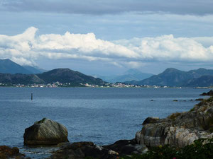 Blick von einer Insel auf Alesund