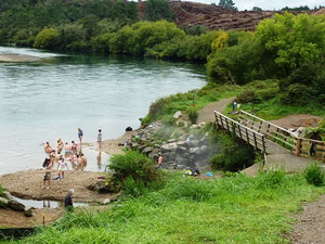 Hot Springs auf dem Weg zu den Hukka Falls