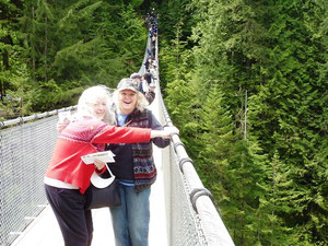 Marci und Pat - es schaukelt ordentlich auf der Brücke