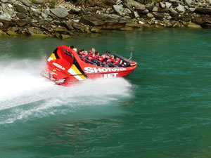 Direkt nebenan - der Shotover River und die rasenden Speedboote darauf