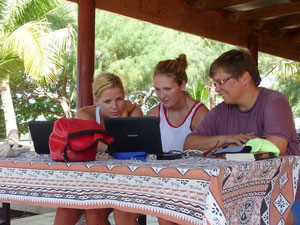 Mit Clarissa und Christina am Computer