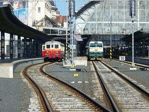 Pražský motoráček ve stanici Praha hlavní nádraží