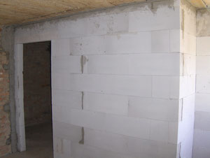 Porenbetonwände wurden auf verstärtem Unterbau zur neuen Raumeinteilung eingezogen...