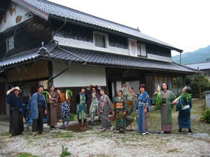 千屋アウトドアハウスの前で。色とりどりの着物お姿！素敵ぃ〜〜♪