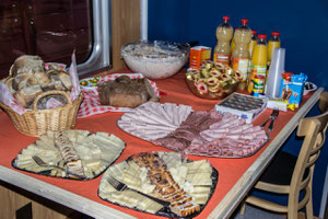 Reichhaltiges Frühstück Buffet. 