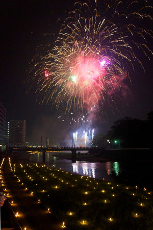 本明川の花火と川面に浮かぶ万灯