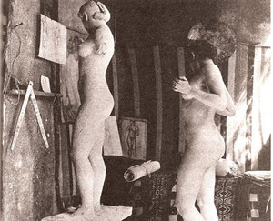 Dina Vierny et "l'Harmonie" dans l'atelier de Maillol