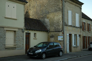 The StuG replaced by a Renault, some remodelling done of the houses (2011). Matchpoint was the two buildings on tight and their roof lining. Click for StreetView.