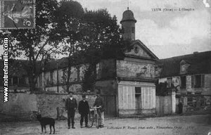 Here l'Hospice is visible on a postcard of the beginning of the 20th century. The building on right has been replaced with a modern one lately. Shame...