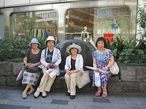 銀恋歌碑前で四人娘の記念撮影
