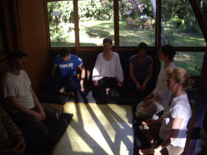 Meditationstreffen im Wintergarten eines Wochenendhauses von Freunden.