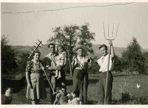 Beim Heuen auf dem Bauernhof Oberfurren