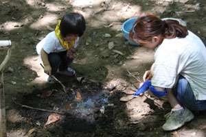 その傍らで泥んこ遊びに没頭中。