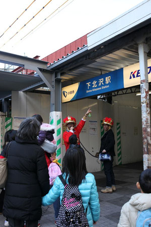 下北沢駅を通り抜けするよ！