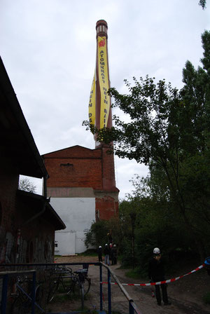 Das AKW nee-Banner am FAUST-Schornstein ( - musste aber aus techn. Gründen nochmal wieder runter)