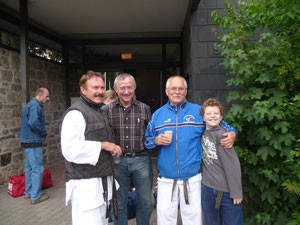 D. Mansky, 7.DAN, Präsident des Karateverbandes Niedersachsen, L. Fischer, 4.DAN, Dojoleiter und Trainer in Stade, Buxtehude und Drochtersen, A. Pflüger, 7.DAN, bekanntester Autor über Karate in Deutschland u.v.m., F. Fischer, 5.Kyu, Pfingsten 2009