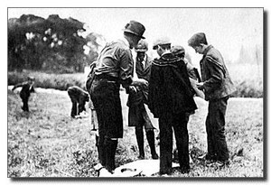 En Brownsea durante el primer Campamento Scout en 1907