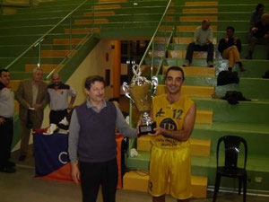 Il capitano Stefano Brini ritira il Trofeo
