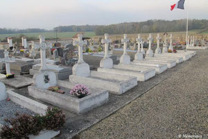 Au centre du cimetière, un drapeau tricolotre indique la rangée des "corps restitués".