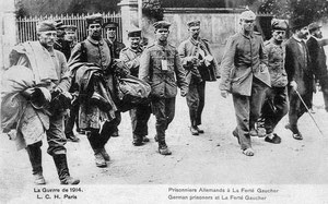2 hussards allemands et des fantassins escortés par un gendarme français et un soldat anglais (en arrière plan)