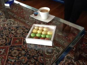 Luxemburgerli mit Kaffee