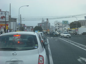 福岡市内は　雪が積もっていません。しかし　高速道路は通行止めでした。その為　渋滞です。