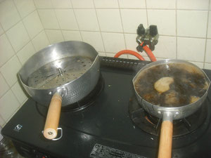 鳥の黒酢　甘辛煮（左）（右）もづぐの甘がら煮
