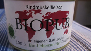Eine Spenderin, die uns immer wieder mit Spenden hilft- schenkte mir als Dank für meine Arbeit eine große Dose sehr hochwertiges, Bio Hundefutter für meine eigenen Hunde! Meine Freude war echt groß!!