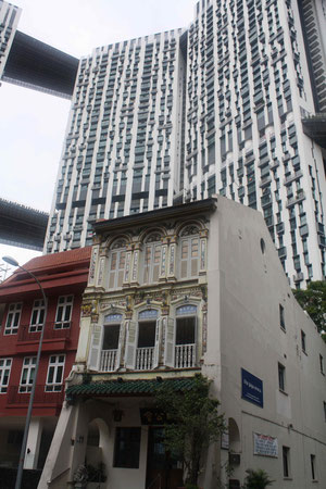 Maison coloniale et gratte-ciel