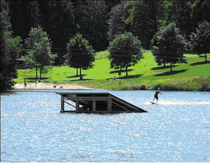 Waterskiën en strand met ligweide