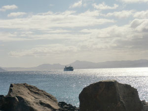 Blick von den Papageienstränden auf die Fähre von Fuerteventura