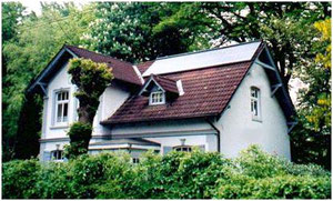 Mein, mit Vakuumröhrenkollektoren und unterschiedlichen Feststoffspeichern ausgestattetes Einfamilienhaus