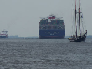 Eine Begegnung auf der Elbe, die beide Schiffe überlebt haben 