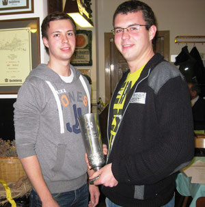 Xaver-Meyer-Gedächtnispokal 2013. Der Vorjahressieger Leidl Michael (links) übergibt den begehrten Pokal an seinen Bruder Leidl Wolfgang.