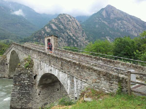 Joli pont romain dans la vallée d'Aoste