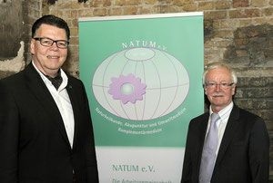 li: 1. Vorsitzender des Berufsverbandes der Frauenärzte, Dr. med. Albing, re: der 1. Vorsitzender der NATUM, Dr. med.Ost