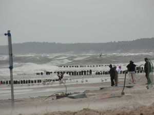 Podczas sztormów jest wielu widzów na plaży w Ustce.