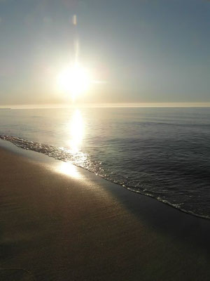Zachód słońca na plaży w Ustce.