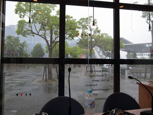 スタジオから見る外は暴風雨!