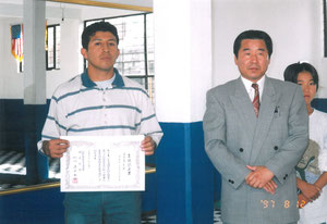 ミゲル先生への支部認定書授与(ミゲル先生は現メキシコ支部代表)