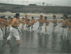 氷点下の川の中での基本練習