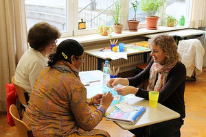 Annette Rosner beim Unterricht in der Hohenbergschule. Zweimal die Woche bietet sie hier "Deutsch für ausländische Mitbürger" an.