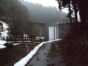 冬場の砂防ダム（オーバーフローする水）